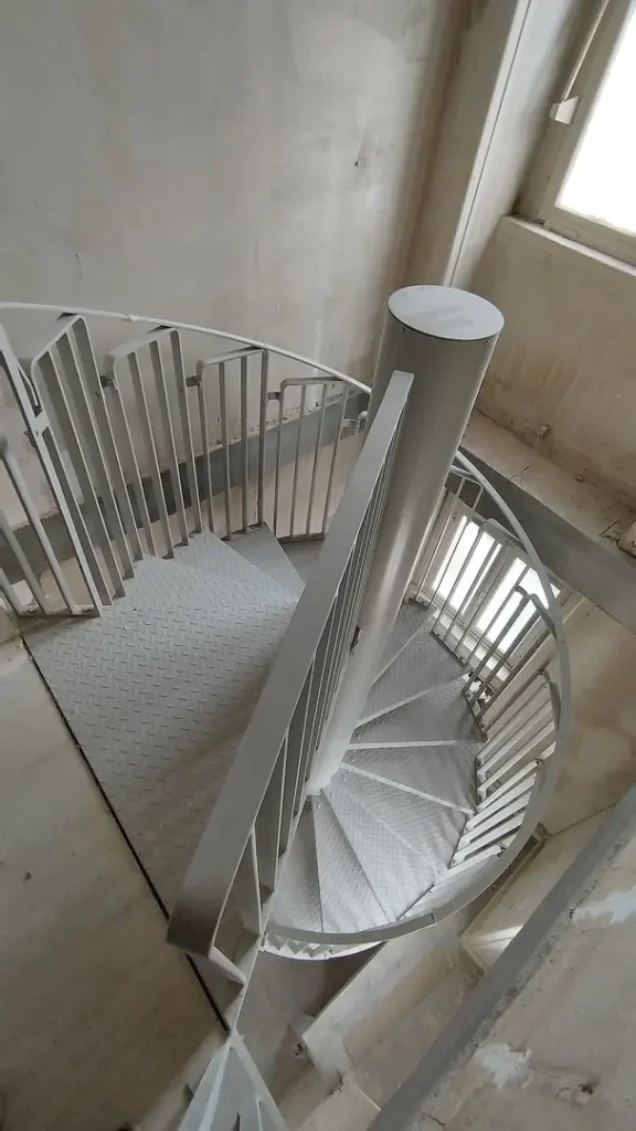 Hôpital de la Pitié-Salpêtrière - Paris escalier metallique secours exterieur incendie hopital ap hp loison sas