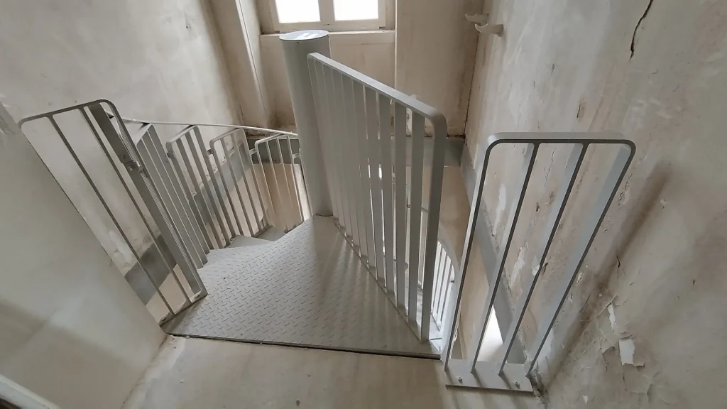 Hôpital de la Pitié-Salpêtrière - Paris escalier metallique secours exterieur incendie hopital ap hp loison sas