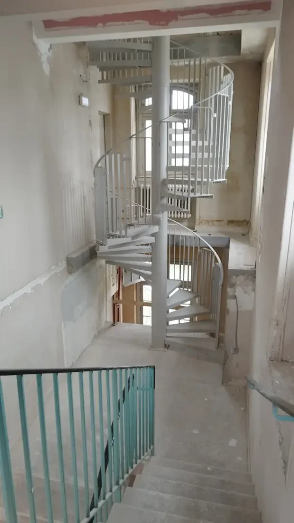 Hôpital de la Pitié-Salpêtrière - Paris escalier metallique secours exterieur incendie hopital ap hp loison sas