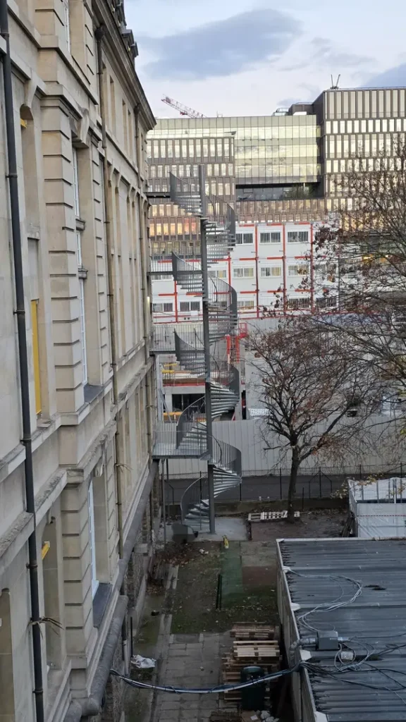 Hôpital de la Pitié-Salpêtrière - Paris escalier metallique secours exterieur incendie hopital ap hp loison sas