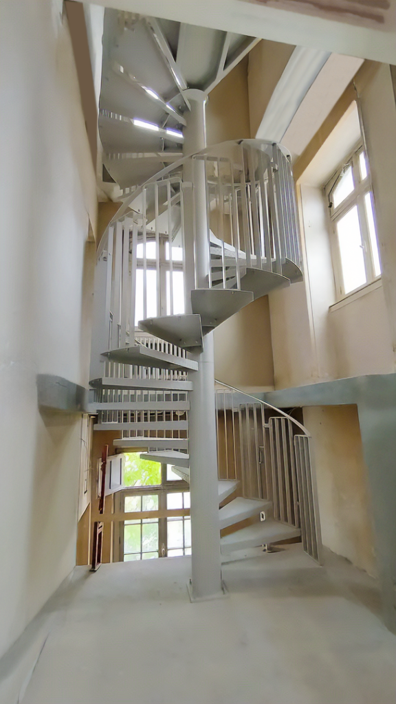 Hôpital de la Pitié-Salpêtrière - Paris escalier metallique secours exterieur incendie hopital ap hp loison sas