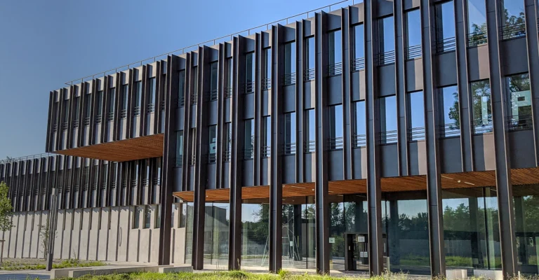 Façade vitrée et métallique réalisée par LOISON
