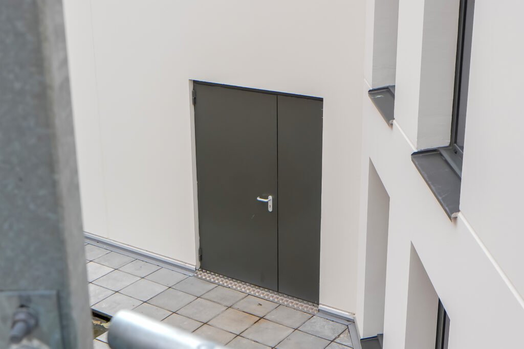 ouvrage securite porte blindee monumentale menuiserie aluminium erp la rose des vents
