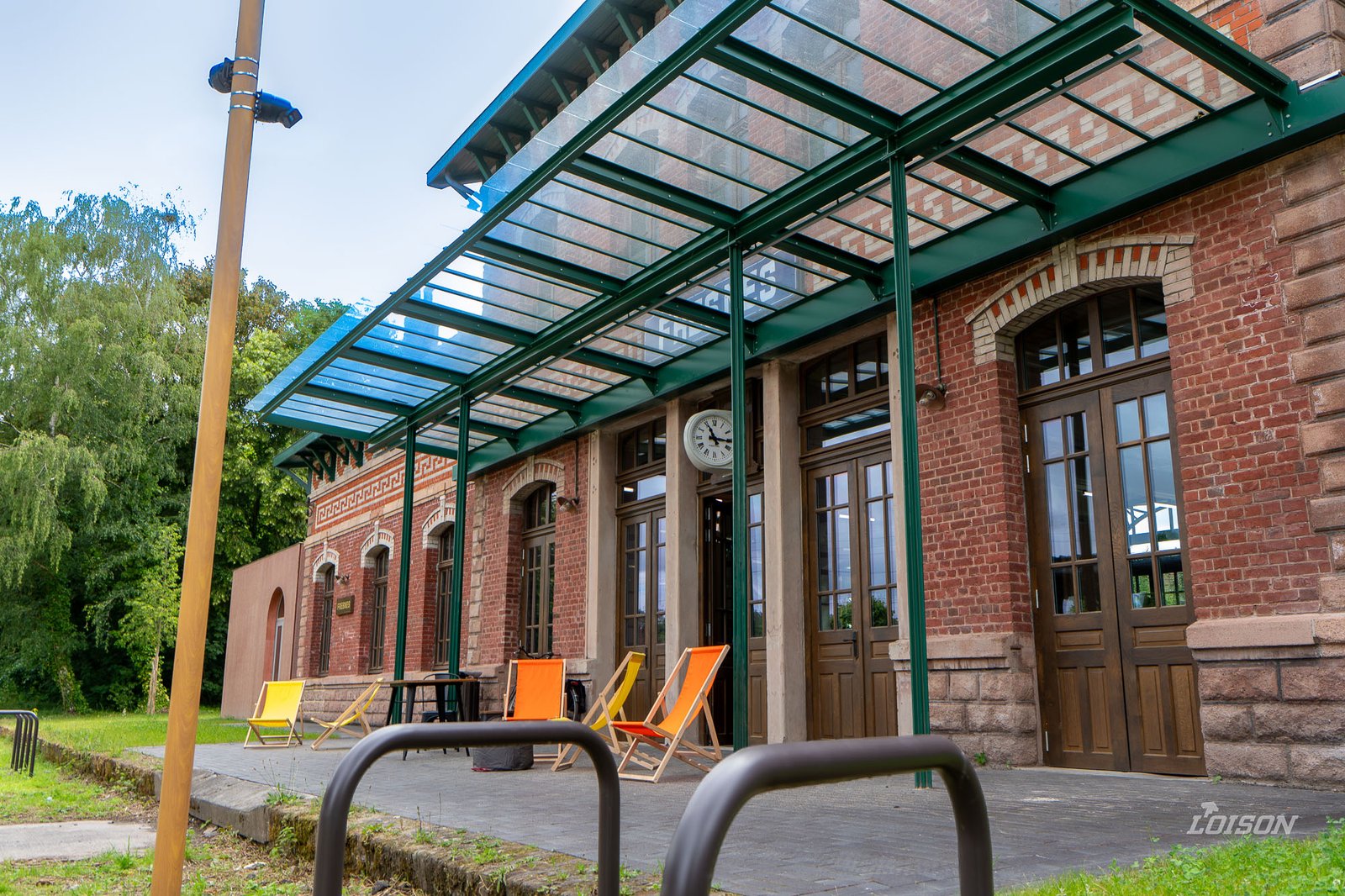 La grande marquise vitrée verte sur le quai-terrasse de l'ancienne gare de Fresnes-sur-Escaut