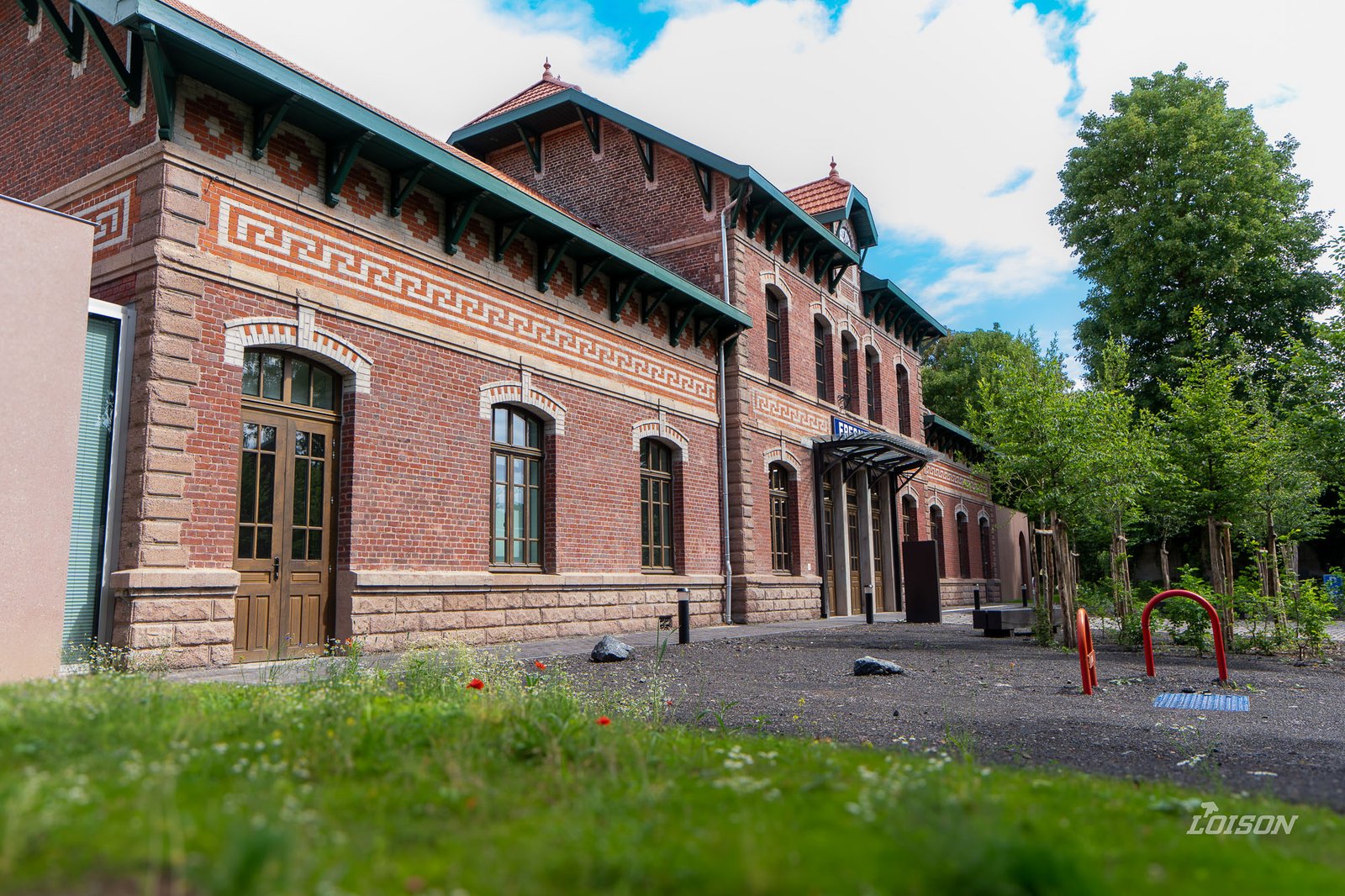 Réhabilitation de l’Ancienne Gare des Houillères – Fresnes-sur-Escaut La façade de la gare côté parvis, ses briques et ses frises restaurées