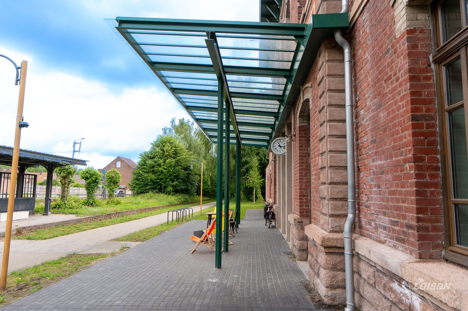 Réhabilitation de l’Ancienne Gare des Houillères – Fresnes-sur-Escaut La grande marquise vitrée le long de l'ancien quai, devenu terrasse