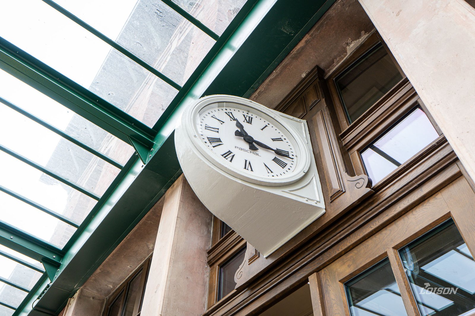 Réhabilitation de l’Ancienne Gare des Houillères – Fresnes-sur-Escaut L'horloge de la gare sous la grande marquise