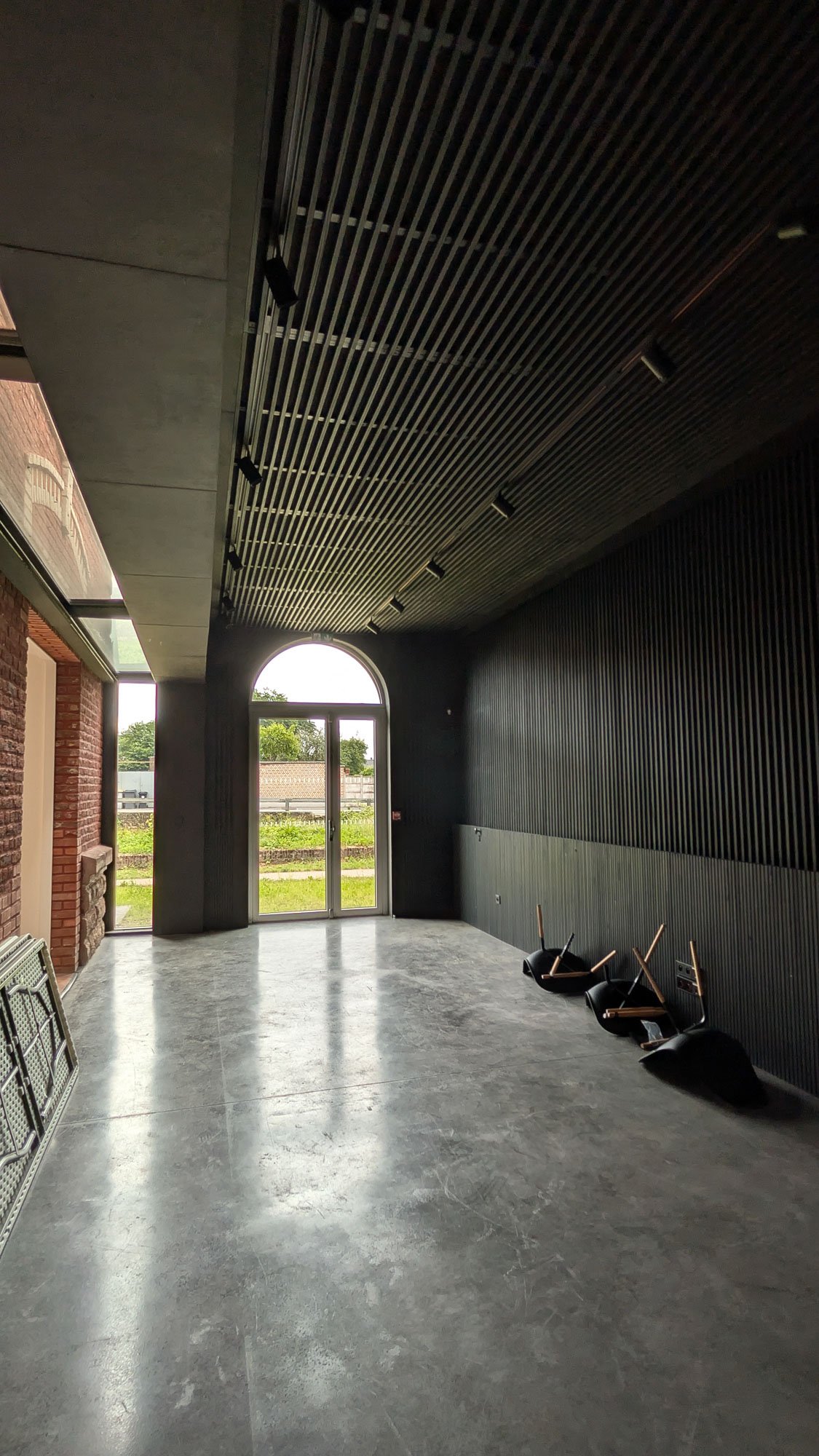 Réhabilitation de l’Ancienne Gare des Houillères – Fresnes-sur-Escaut La salle de l'extension, éclairée par la verrière de liaison le long du pignon