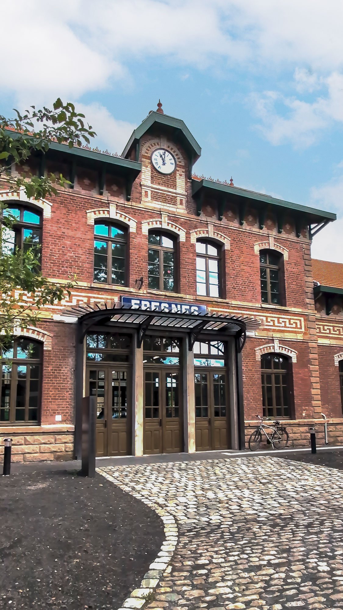 Réhabilitation de l’Ancienne Gare des Houillères – Fresnes-sur-Escaut La façade de la gare, sa tour d'horloge et la petite marquise d'entrée