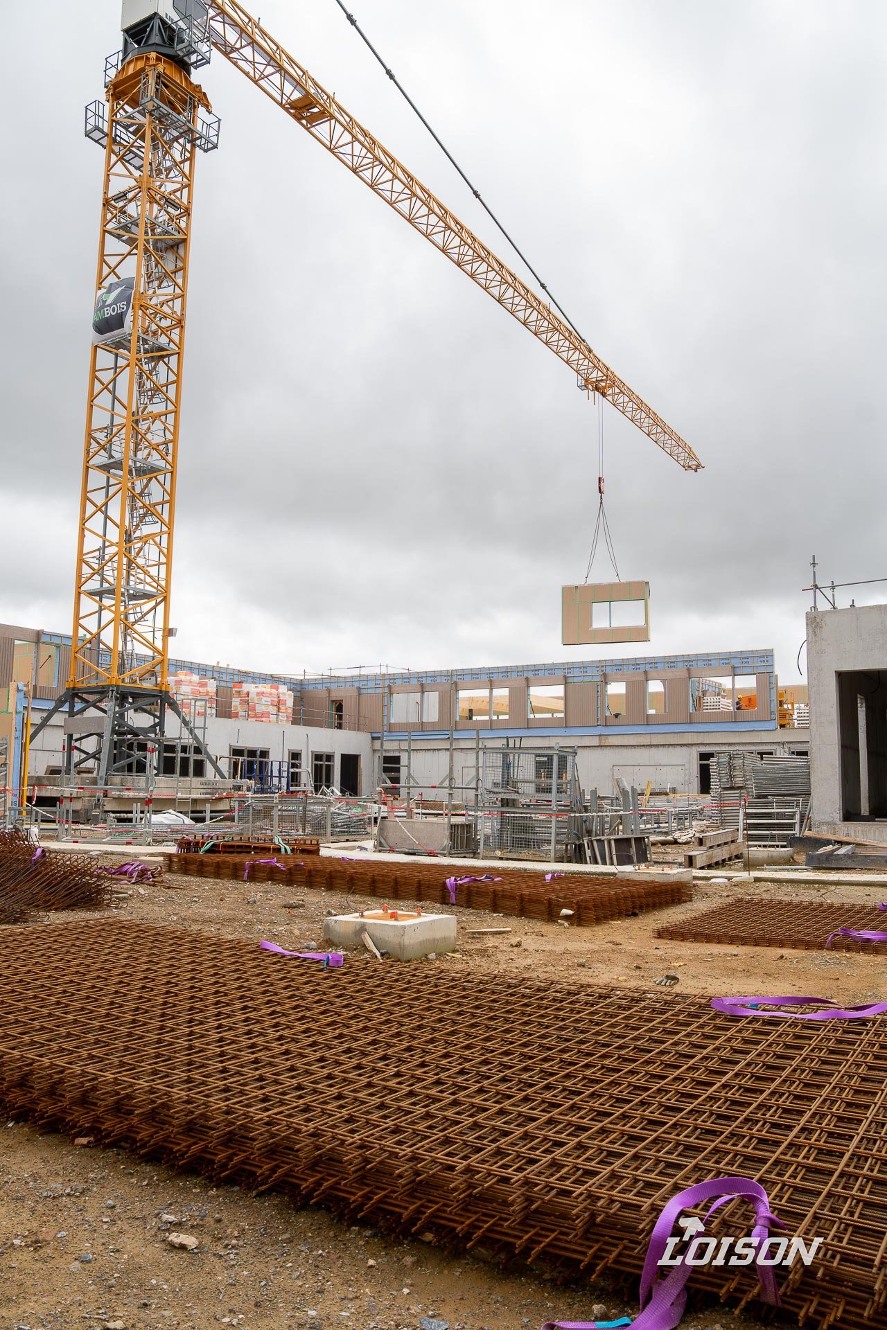 Collège Fernande Benoist - Hazebrouck Levage d'un module de façade bois au-dessus du chantier