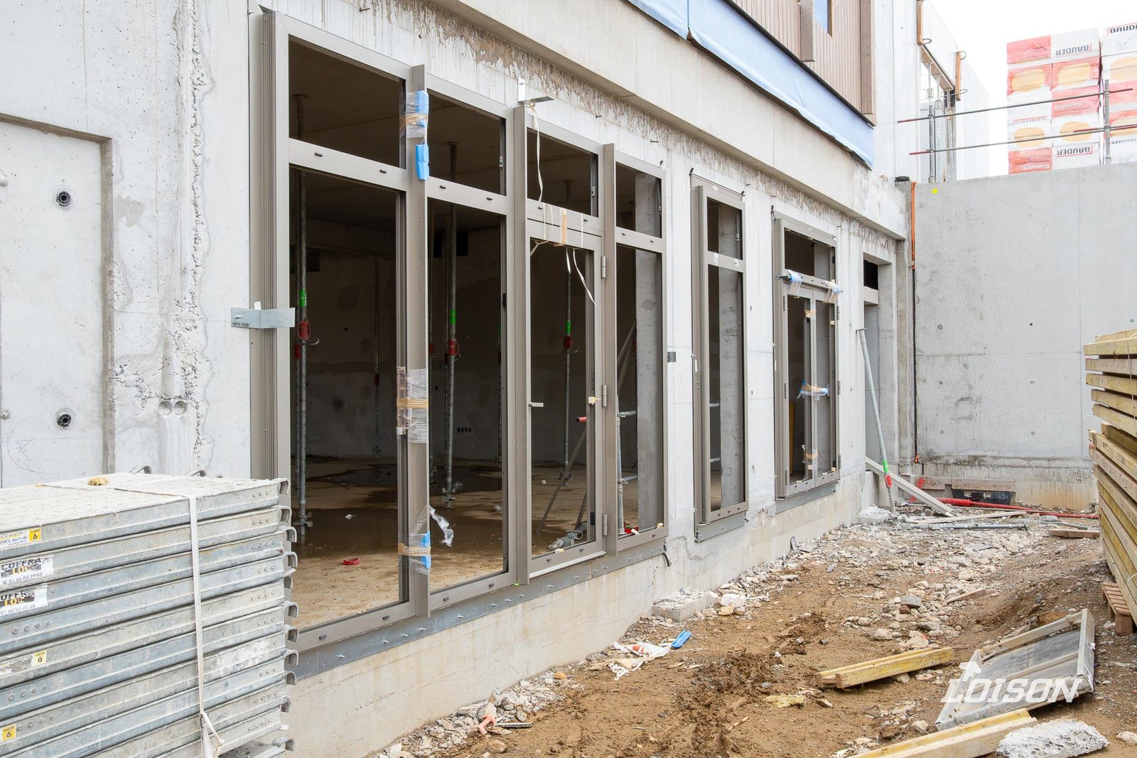 Collège Fernande Benoist - Hazebrouck Châssis aluminium posés, en attente de vitrage