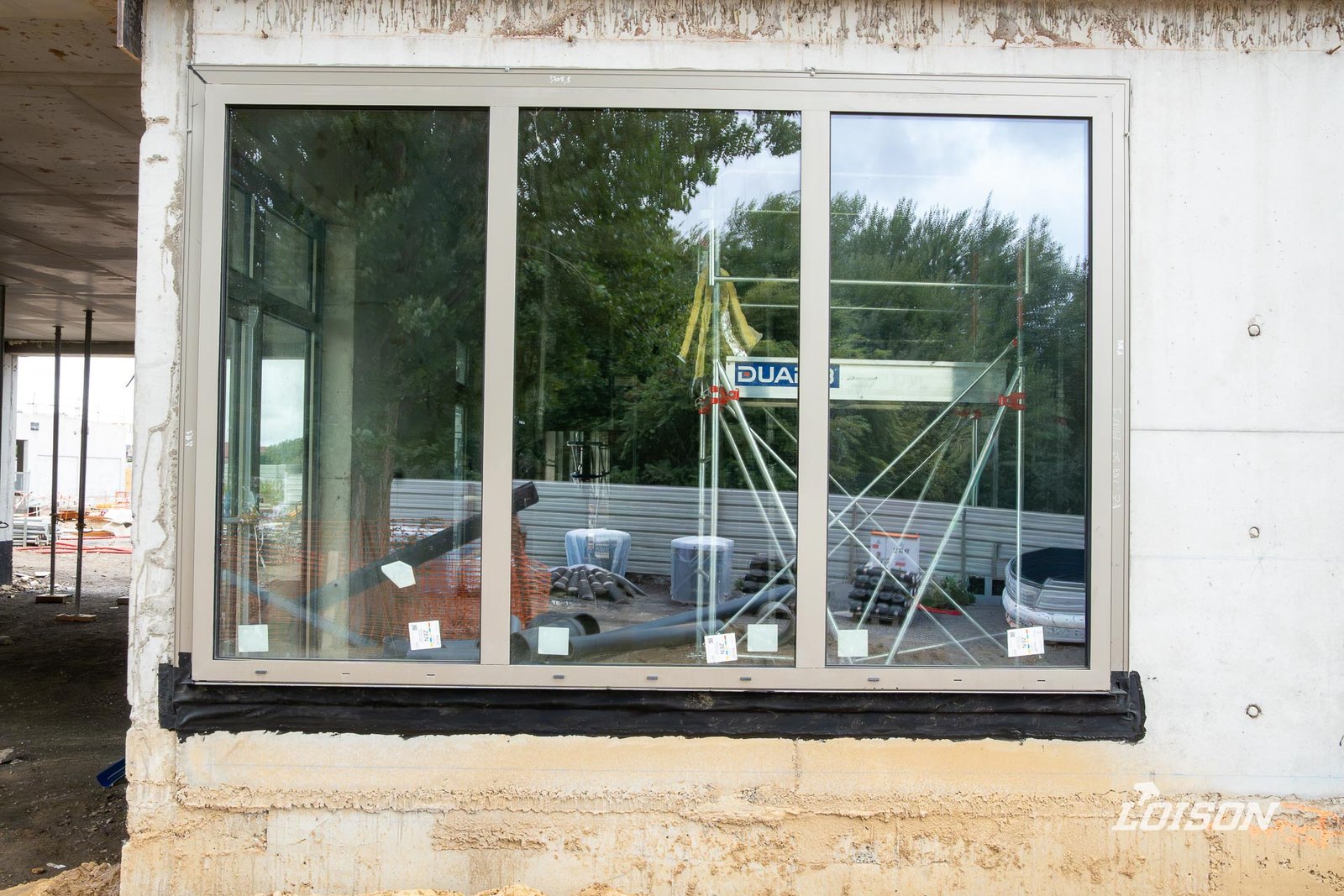 Collège Fernande Benoist - Hazebrouck Grand châssis aluminium à trois vantaux au rez-de-chaussée
