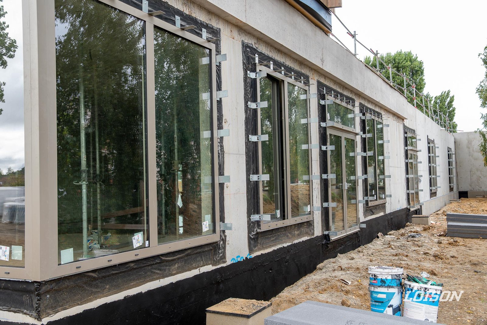 Collège Fernande Benoist - Hazebrouck Fenêtres et portes posées en façade, avec membranes d'étanchéité et pattes de fixation