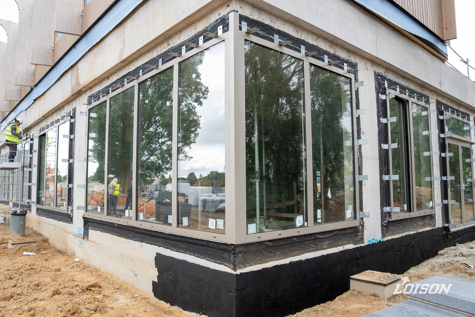Collège Fernande Benoist - Hazebrouck Angle vitré du rez-de-chaussée, avec ses membranes d'étanchéité à l'air