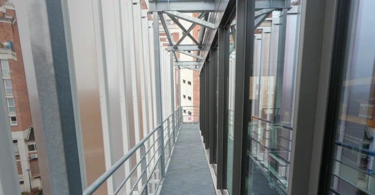 Escalier de secours métallique
