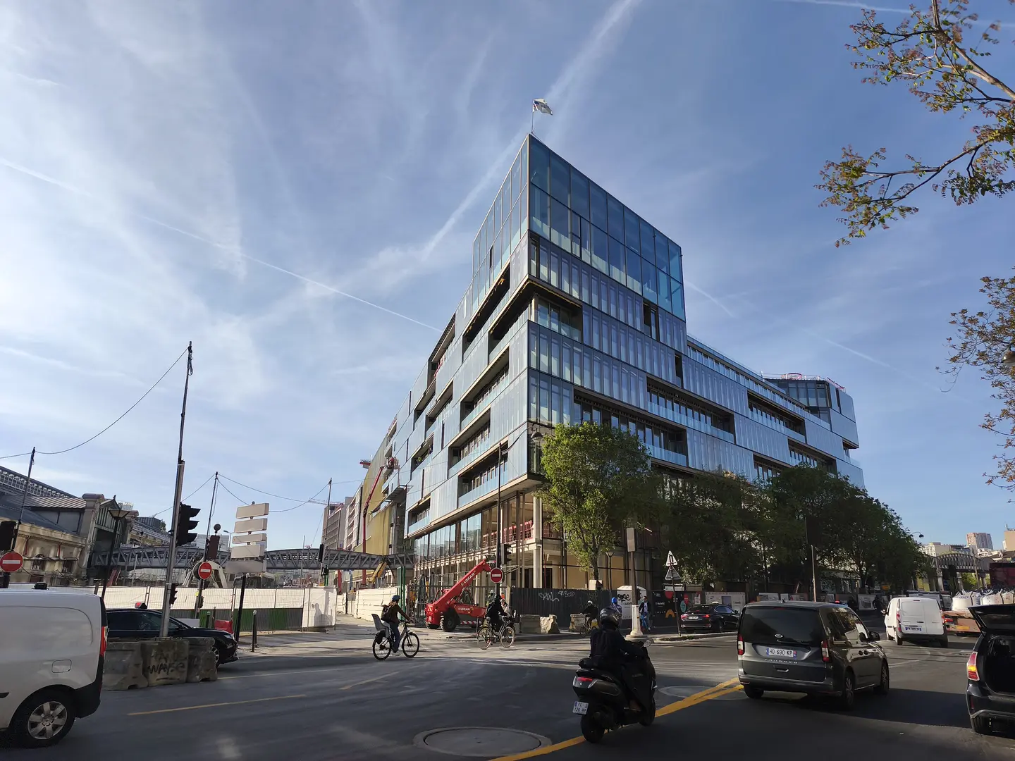 Le bâtiment Austerlitz A7A8 en fin de chantier, ses façades vitrées et ses terrasses en gradins