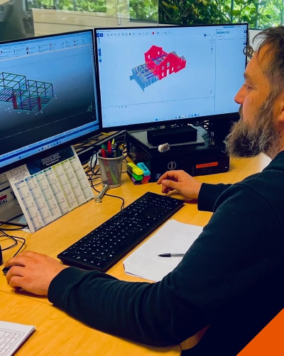 LOISON — Créateur d’ouvrages métalliques Ingénieur LOISON travaillant sur une modélisation 3D de structure métallique