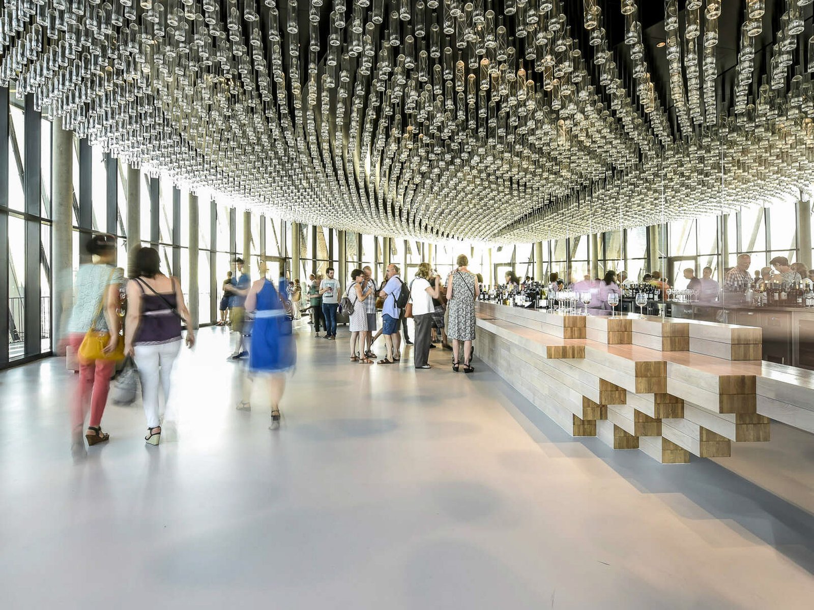 Le lustre de bouteilles suspendu au-dessus de l'espace de dégustation du belvédère, à la Cité du Vin
