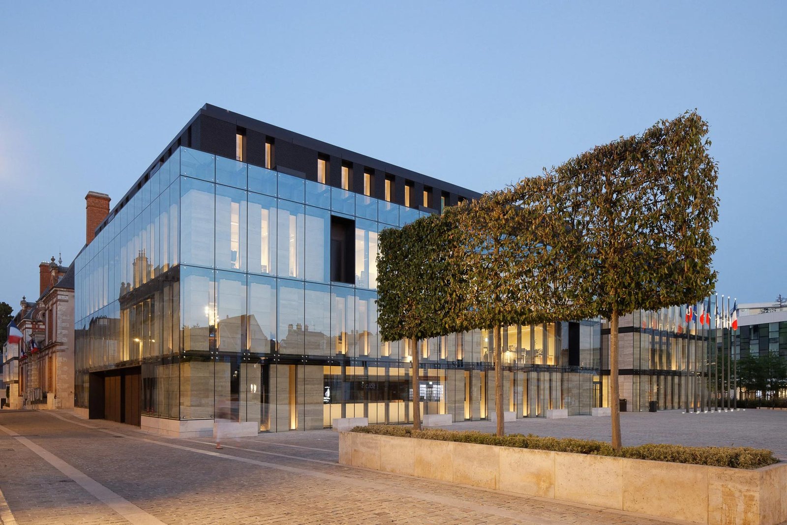 Nouvel Hôtel de Ville de Chartres au crépuscule, façades de verre et de pierre éclairées