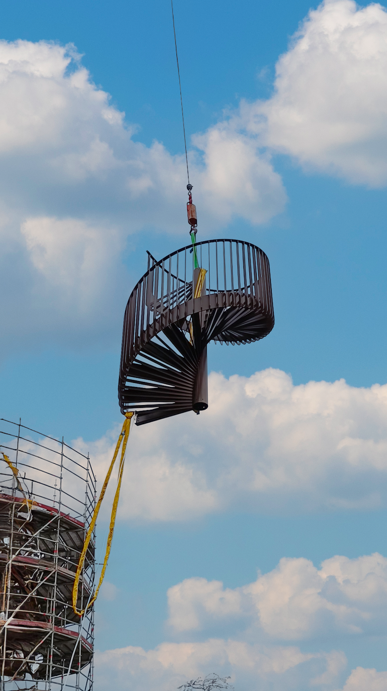 Le Moulin du Zuidbrouck - Clairmarais Une section de l'escalier hélicoïdal levée à la grue au-dessus du moulin