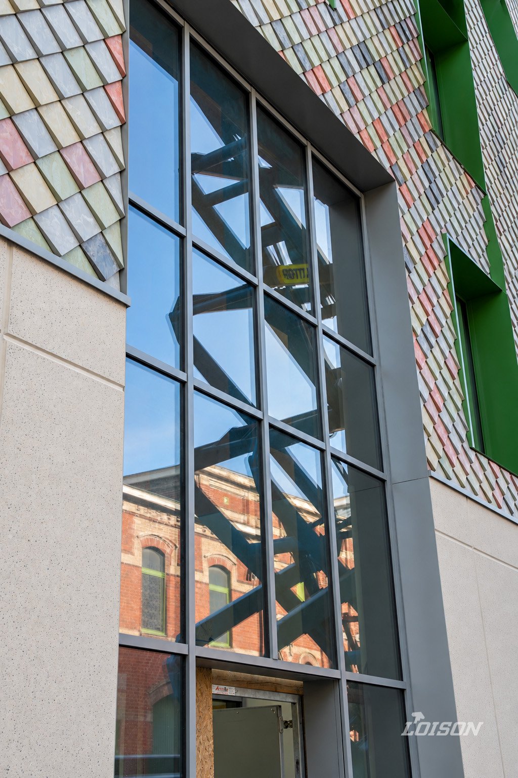 Siège Ville renouvelée - Tourcoing Façade géométrique et reflets urbains