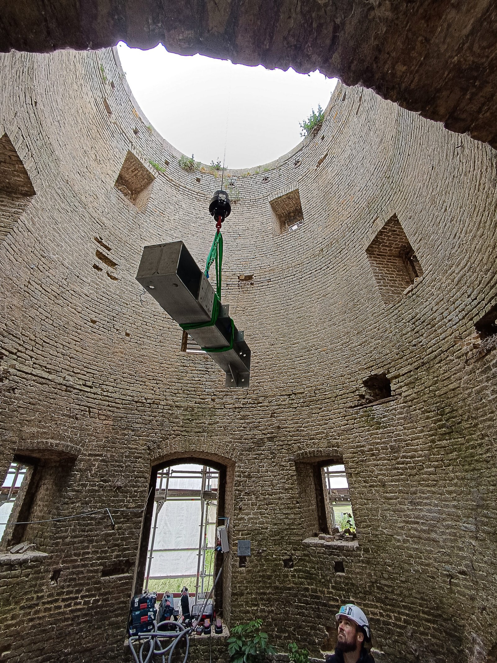 Le Moulin du Zuidbrouck - Clairmarais Levage d'une poutre métallique à l'intérieur du moulin en ruine
