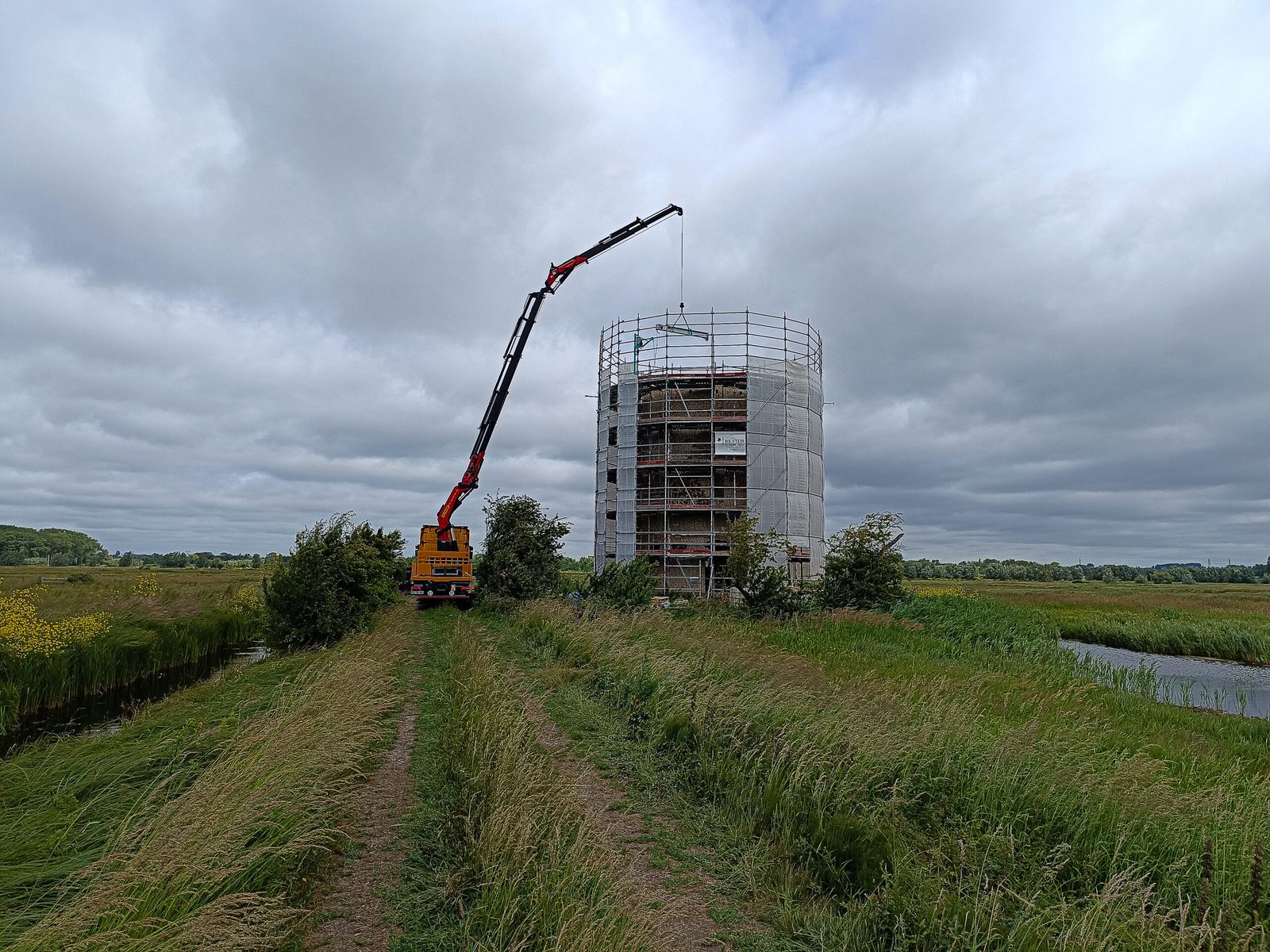 Le Moulin du Zuidbrouck - Clairmarais Camion-grue et moulin échafaudé au milieu du marais