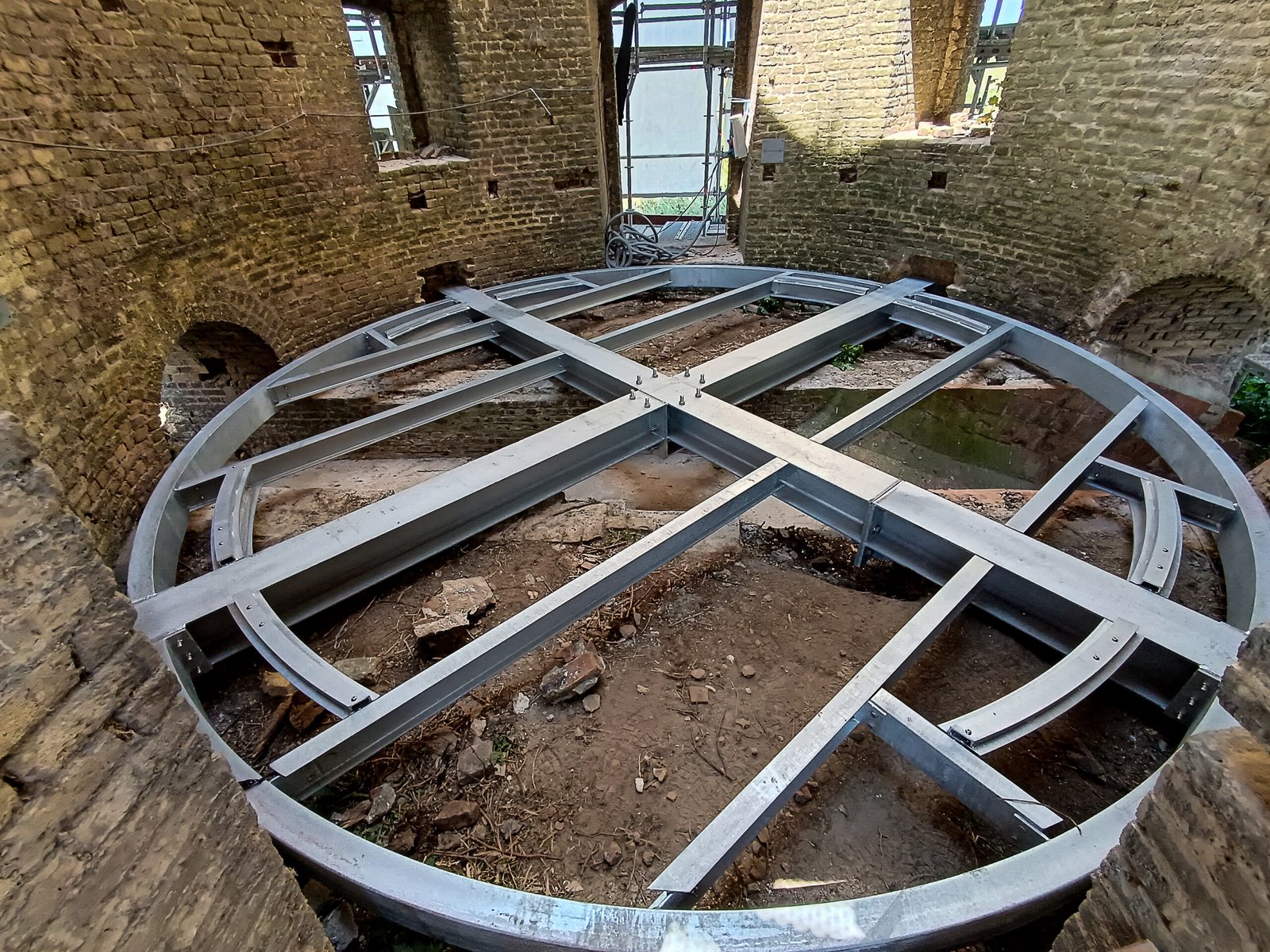 Le Moulin du Zuidbrouck - Clairmarais Ossature métallique galvanisée du plancher bas, posée dans le moulin