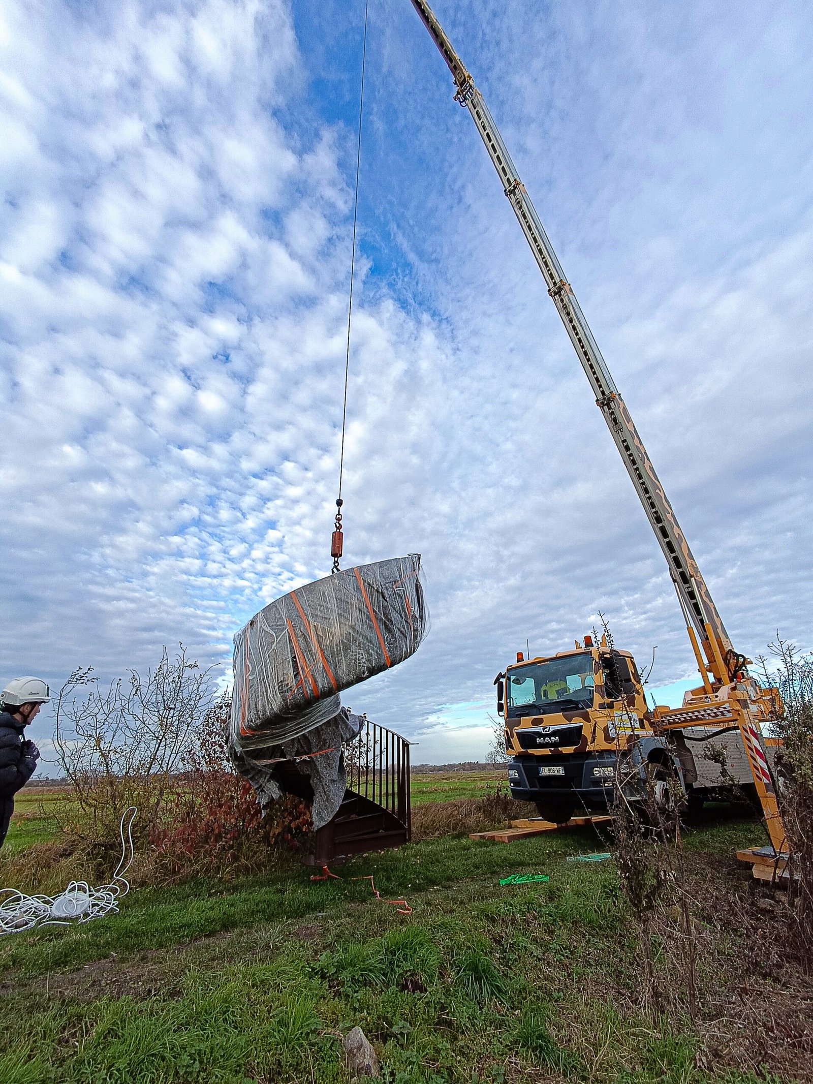 Le Moulin du Zuidbrouck - Clairmarais Section d'escalier protégée, soulevée par le camion-grue