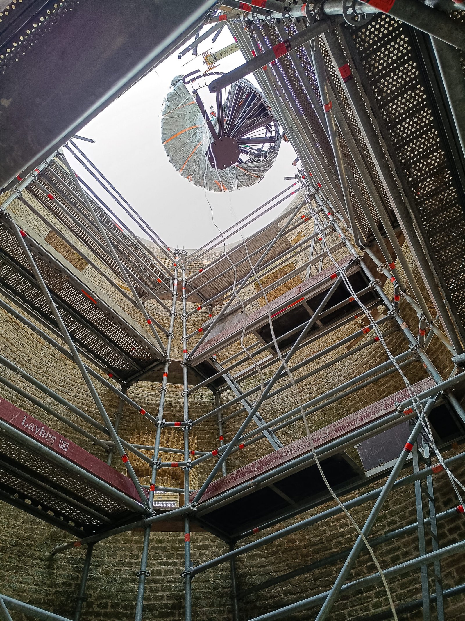 Le Moulin du Zuidbrouck - Clairmarais Section de l'escalier descendue par le sommet du moulin, vue depuis l'intérieur