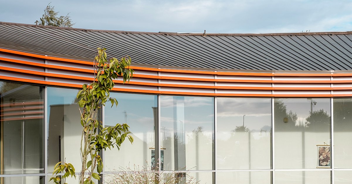 Crématorium - Herlies Façade vitrée et brise-soleil sous la toiture en zinc