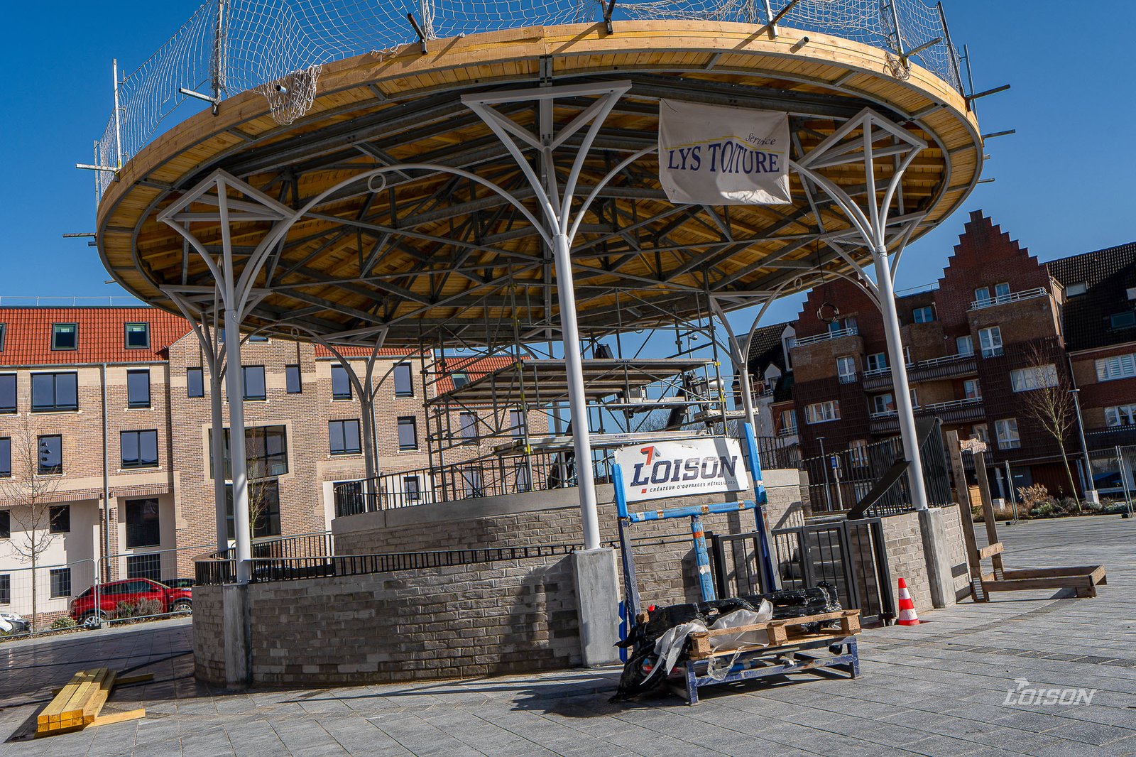 La charpente métallique du kiosque avant la pose du plafond bois