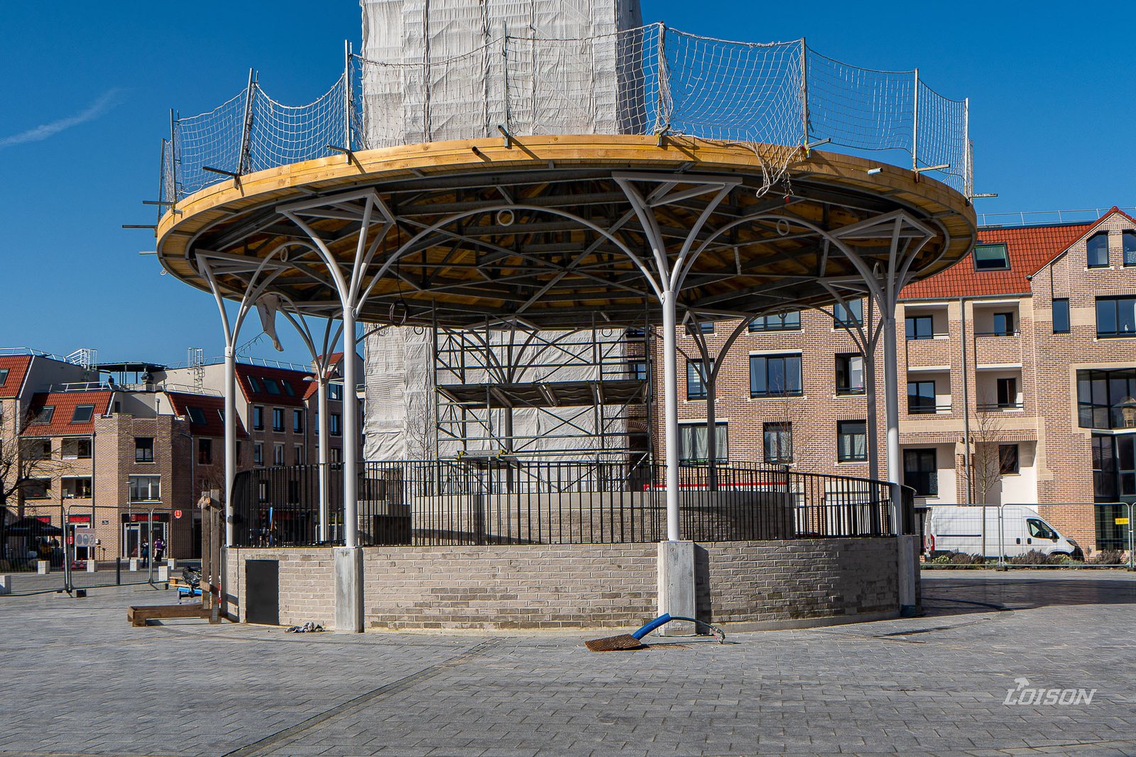 Kiosque - Cappelle-la-Grande Les arcades et les poteaux de la charpente pendant le chantier