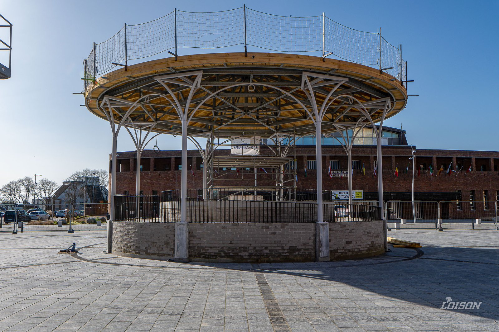 Kiosque - Cappelle-la-Grande La charpente métallique avant la pose du plafond bois, face au Palais des Arts