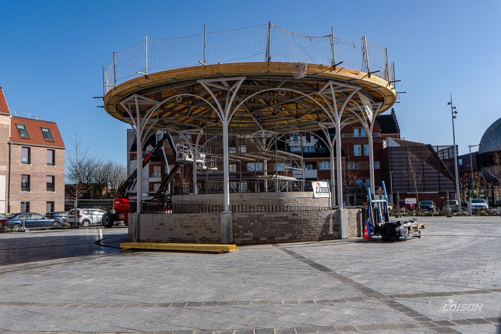 Kiosque - Cappelle-la-Grande Le montage de la charpente, avec la nacelle en place
