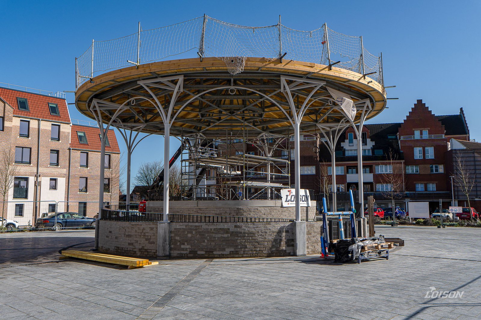 Kiosque - Cappelle-la-Grande La charpente de la toiture vue de dessous, pendant le chantier