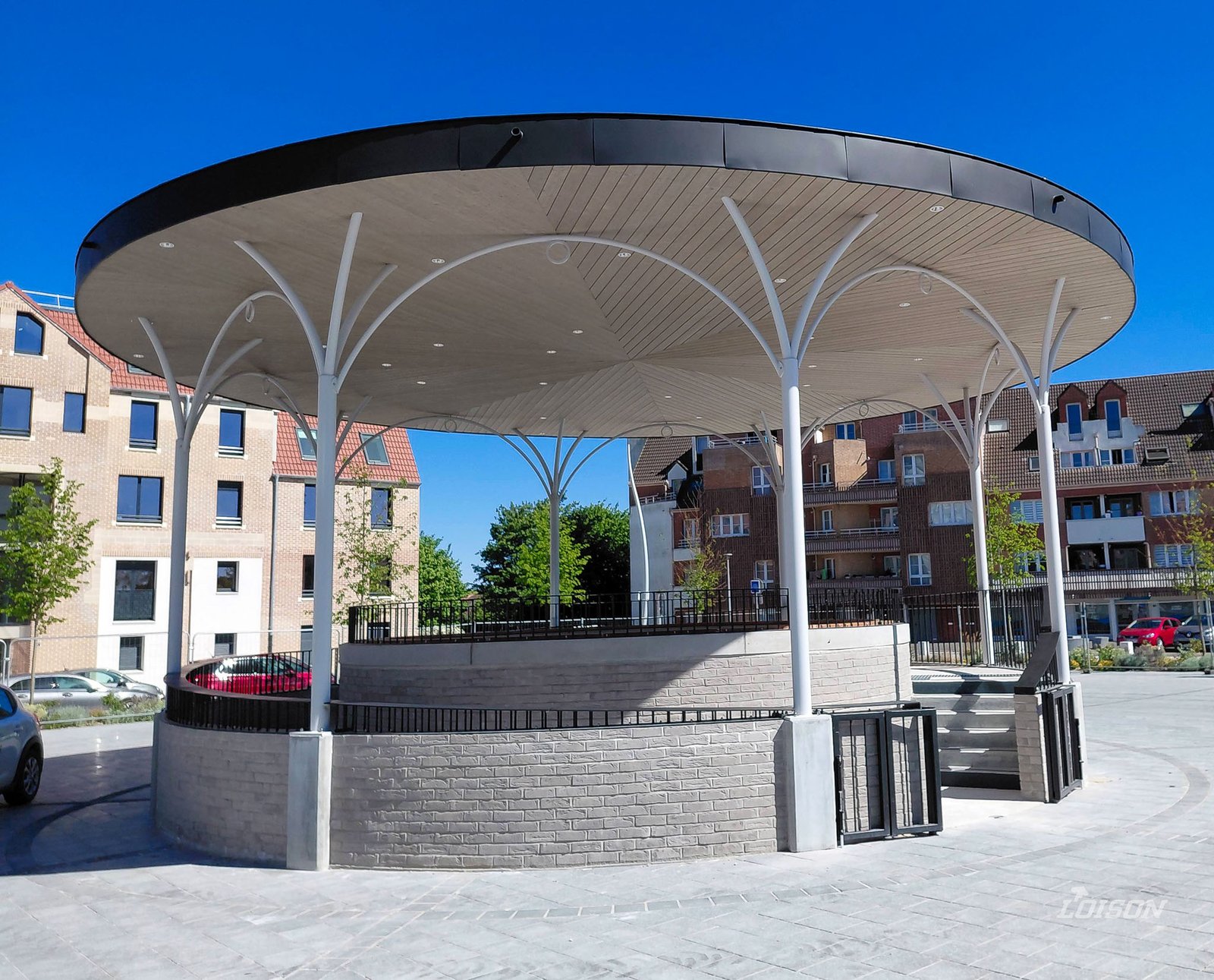 Kiosque - Cappelle-la-Grande Les poteaux en forme d'arbres et le garde-corps périphérique