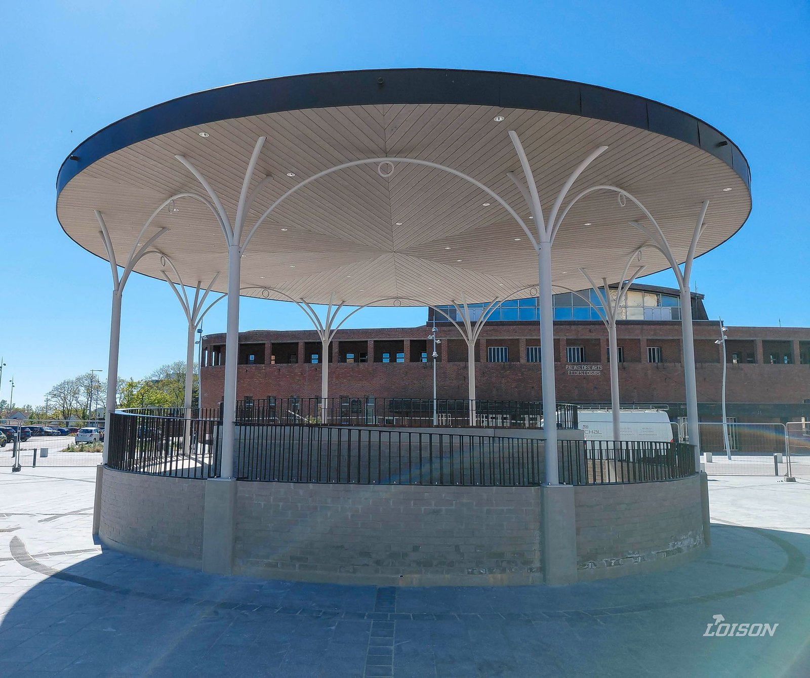 Kiosque - Cappelle-la-Grande Le kiosque terminé devant le Palais des Arts et des Loisirs