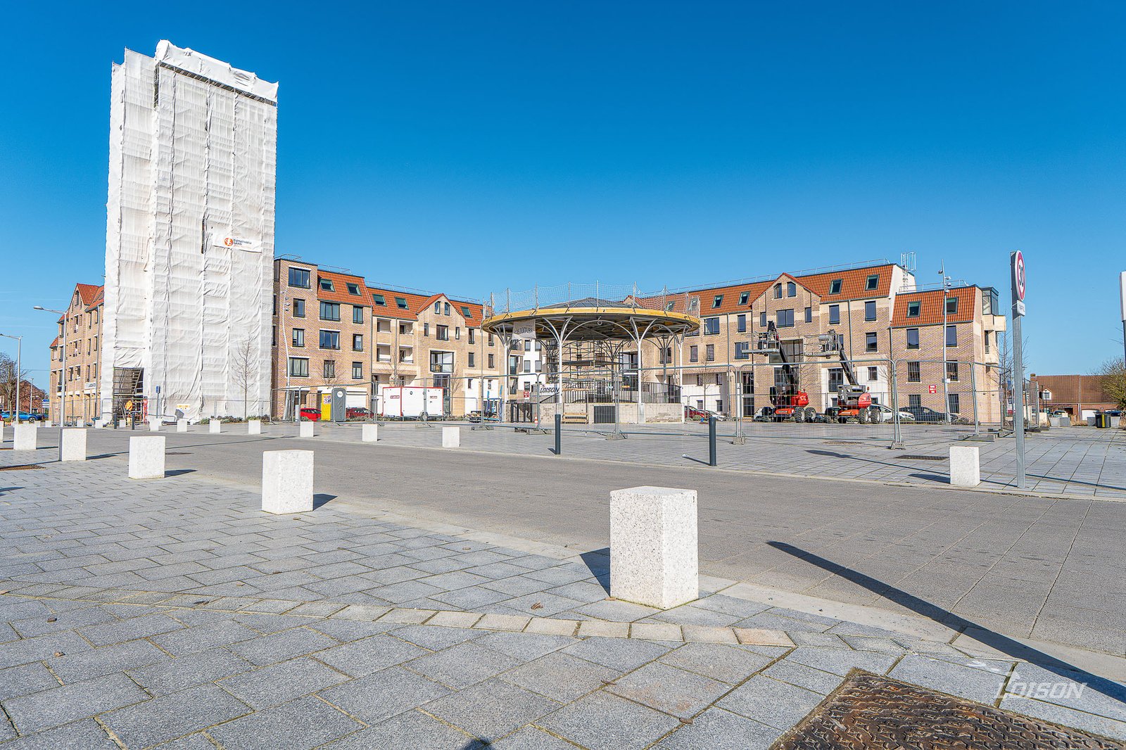Kiosque - Cappelle-la-Grande Le chantier du kiosque au centre de la place, entouré des nouveaux logements