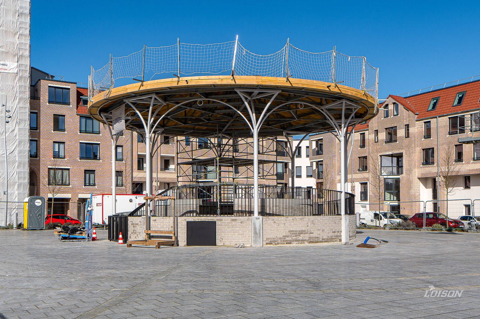 Kiosque - Cappelle-la-Grande Le kiosque en chantier, filets de sécurité en place sur la toiture
