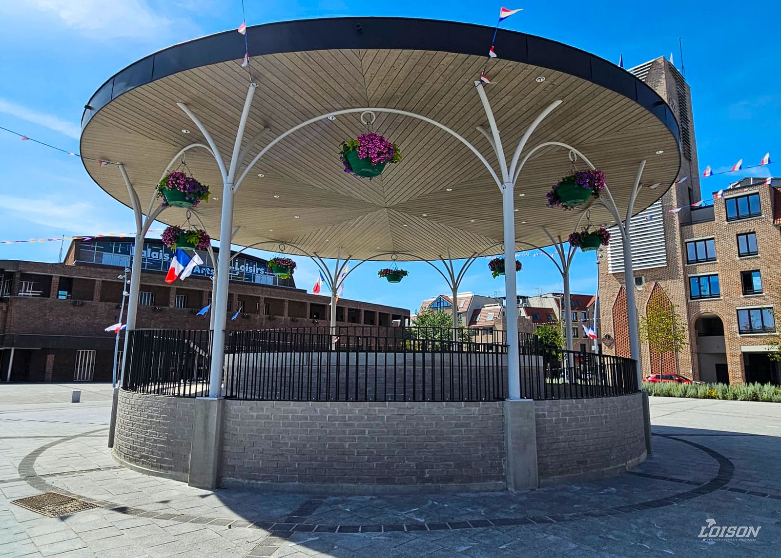 Le kiosque Georges-Houbert terminé, ses poteaux blancs en forme d'arbres et son plafond bois, sur la place Bernard-Gouvard