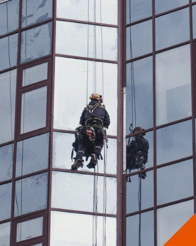 LOISON — Créateur d’ouvrages métalliques Techniciens cordistes intervenant sur une façade vitrée
