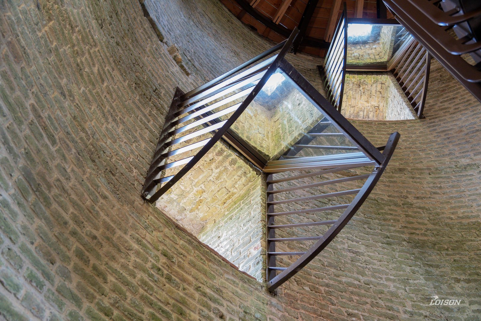 Un miroir installé à 45° dans une baie du moulin, encadré d'un garde-corps métallique