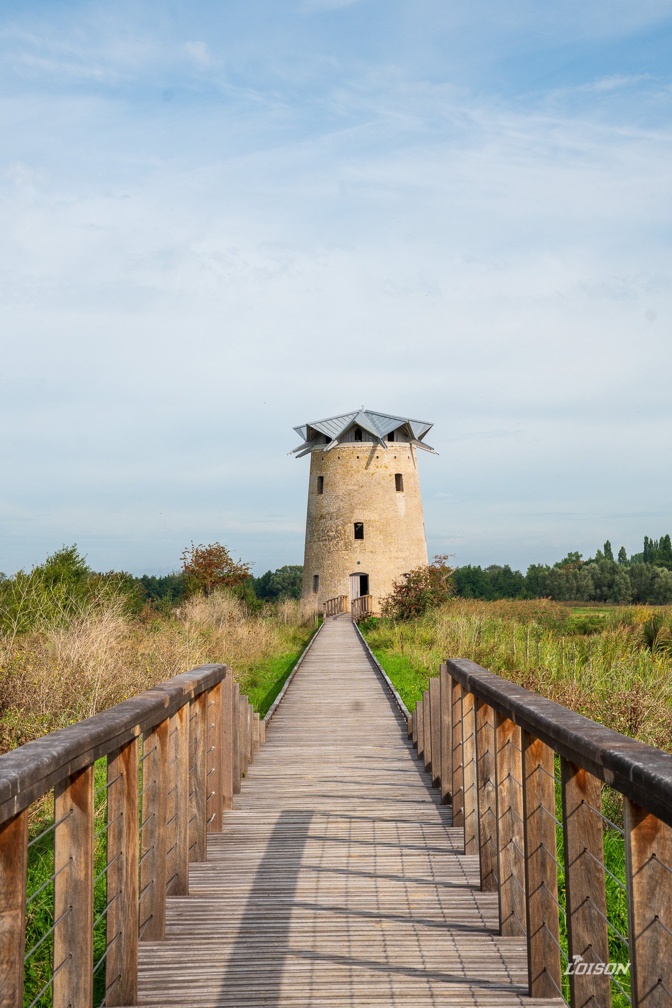 Le Moulin du Zuidbrouck - Clairmarais Le moulin du Zuidbrouck restauré, au bout d'un ponton en bois dans le marais