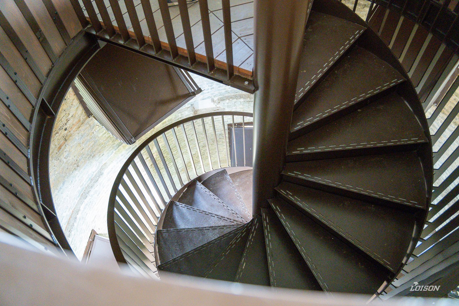 Le Moulin du Zuidbrouck - Clairmarais L'escalier hélicoïdal vu d'en haut, avec ses nez de marches contrastés
