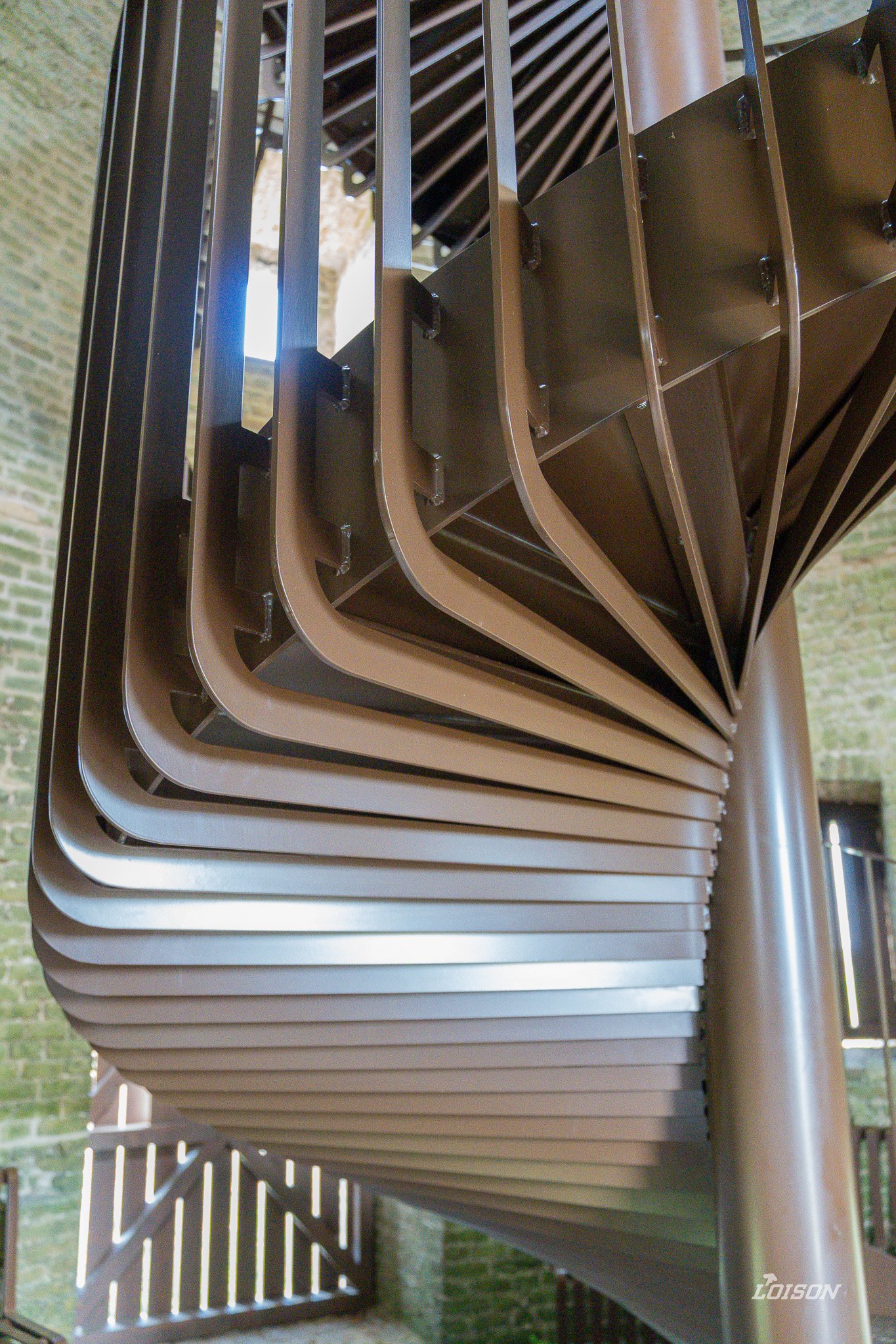 Le Moulin du Zuidbrouck - Clairmarais Sous-face de l'escalier : les barreaux du garde-corps se replient sous les marches