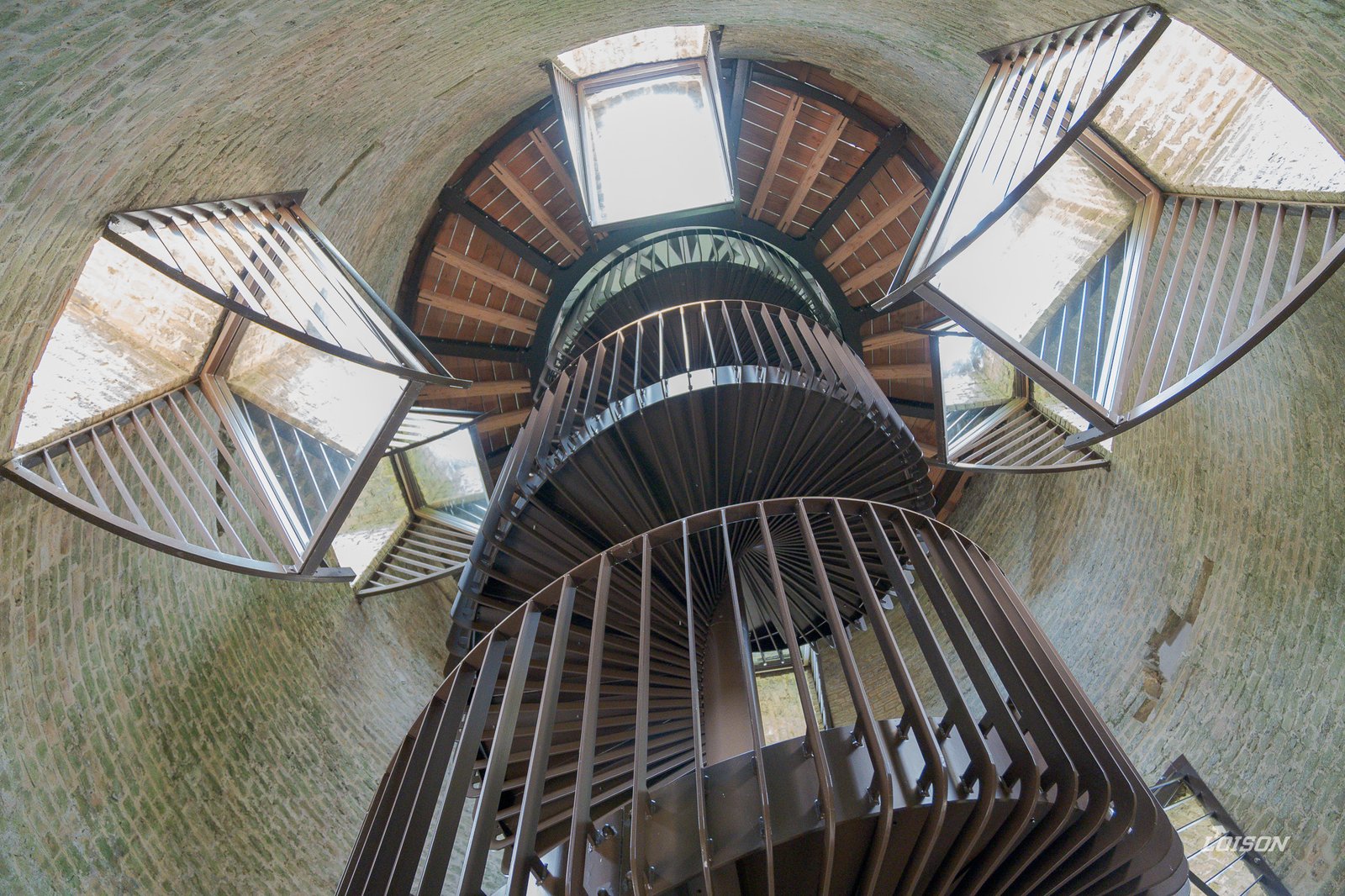 Le Moulin du Zuidbrouck - Clairmarais L'escalier hélicoïdal en contre-plongée, entouré des miroirs à 45° dans les baies