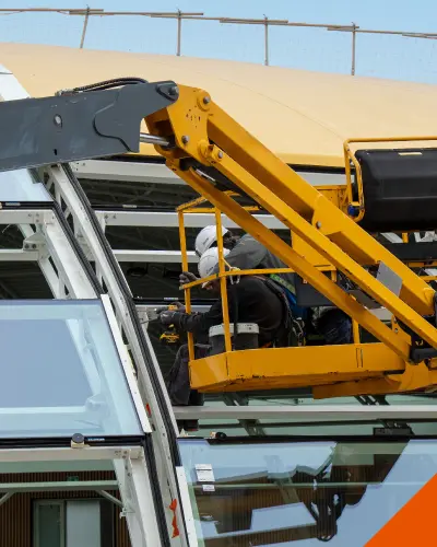 LOISON — Créateur d’ouvrages métalliques Monteurs LOISON installant une verrière depuis une nacelle
