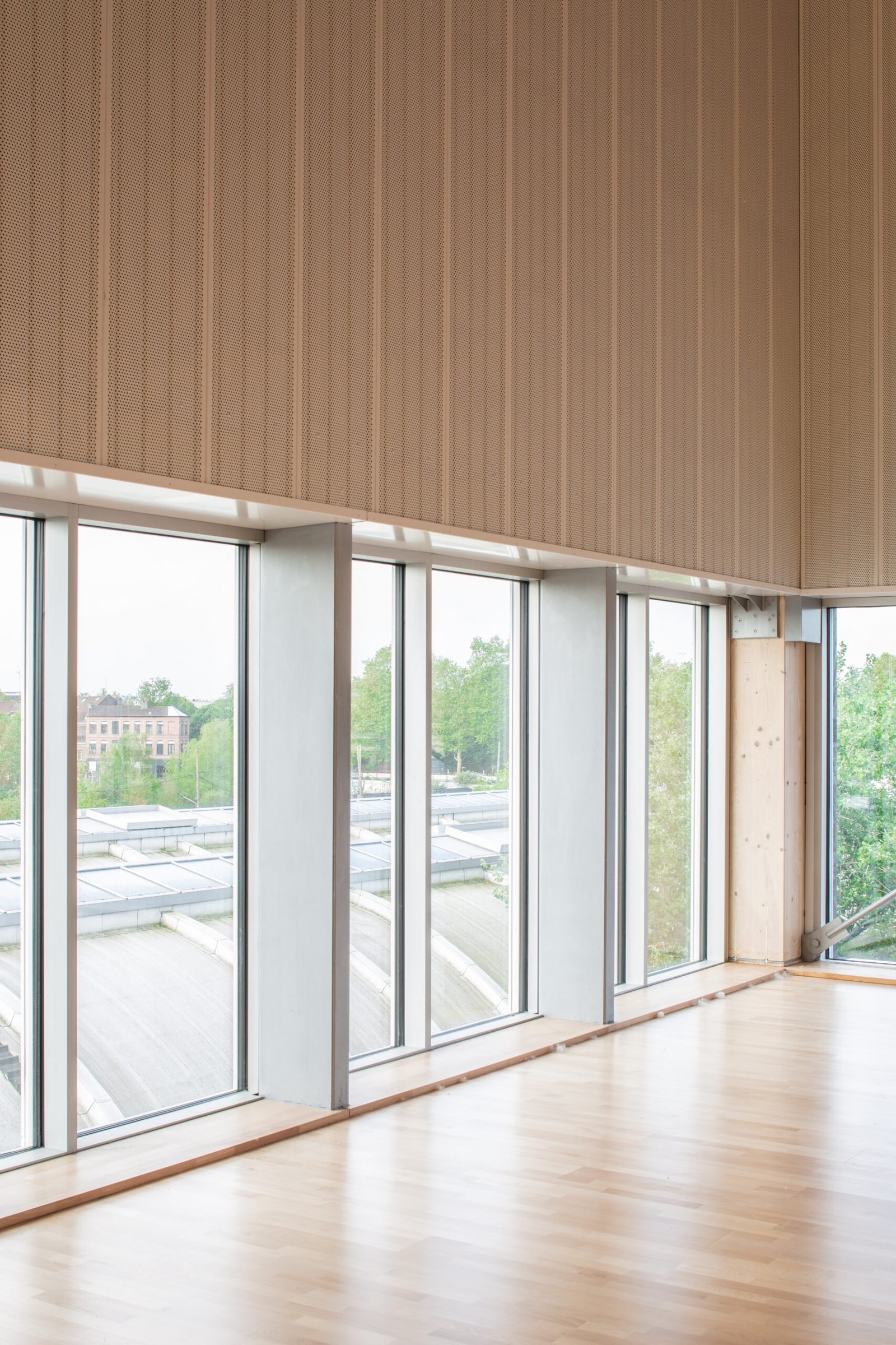 Salle multisports Saint-Sauveur - Lille Grandes baies vitrées ouvertes sur les toits des halles voisines