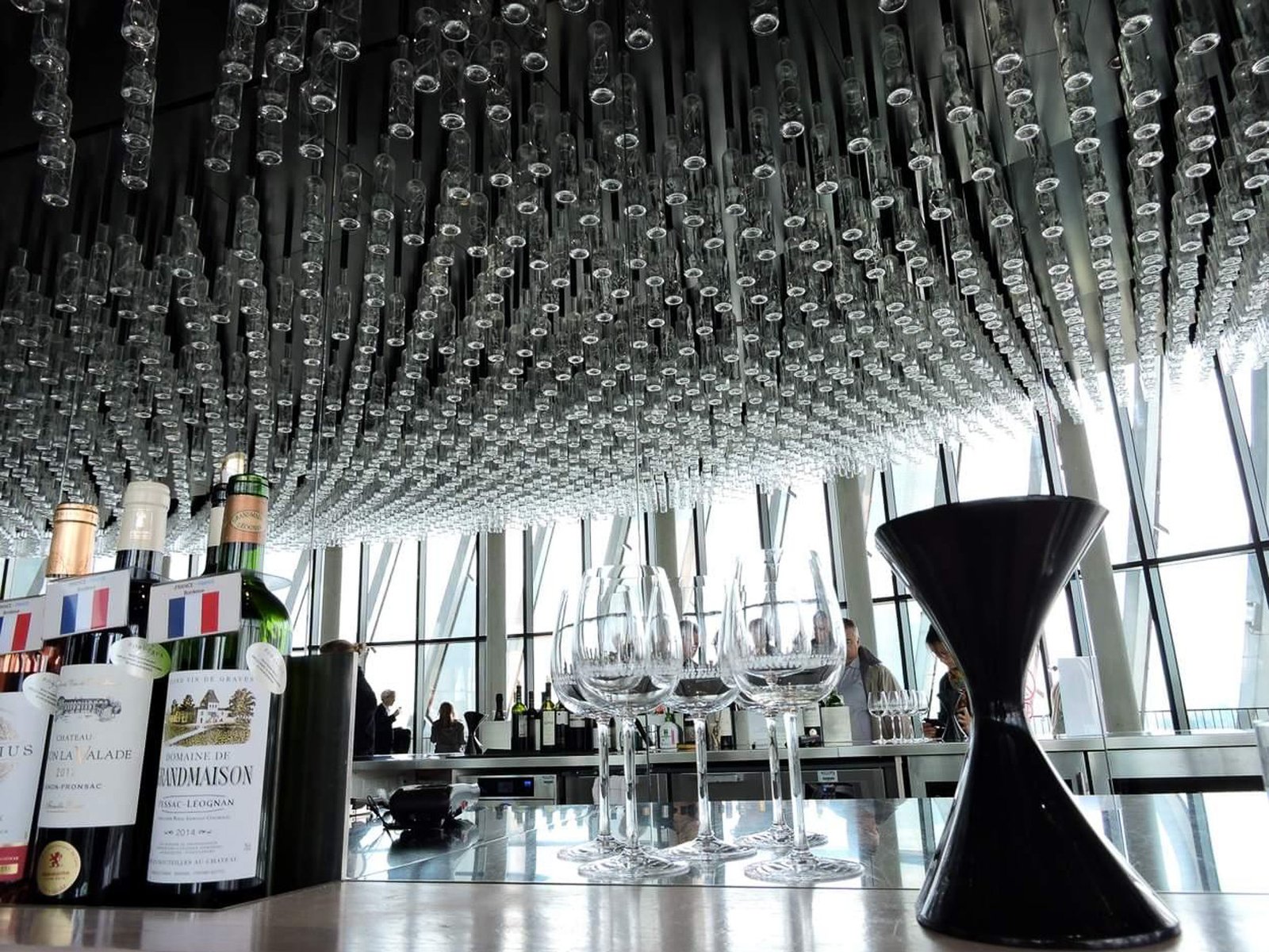 La Cité du Vin - Bordeaux Le lustre de bouteilles vu depuis le bar de dégustation